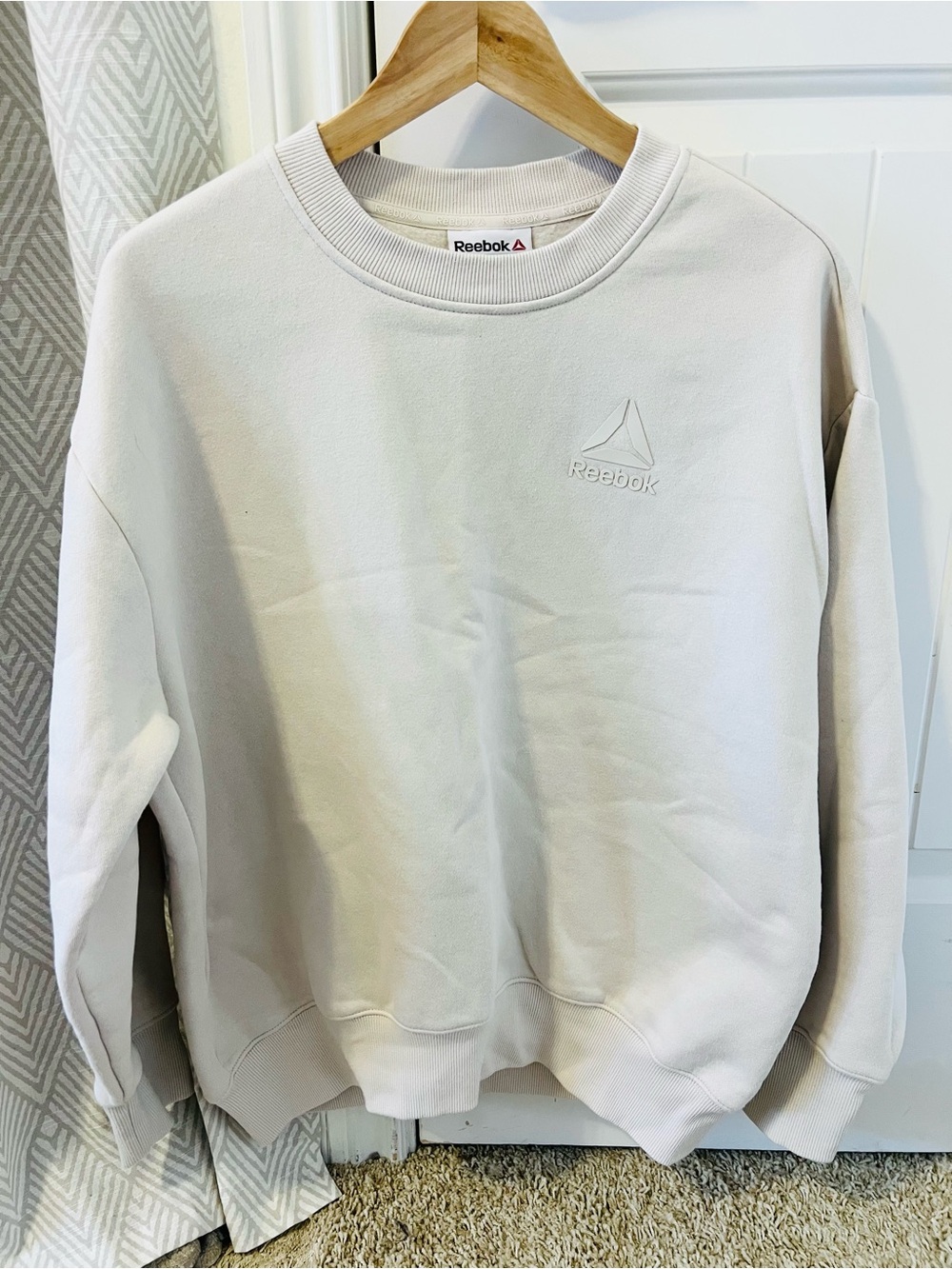 Reebok Light Beige Crewneck Sweatshirt Womens Workout Athletic Gym Medium